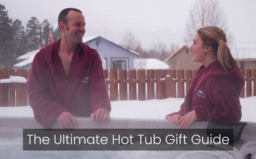 Confortable et chaleureux : ultime Hot Tub Guide cadeaux pour cette période des fêtes, couple à côté hot tub hiver